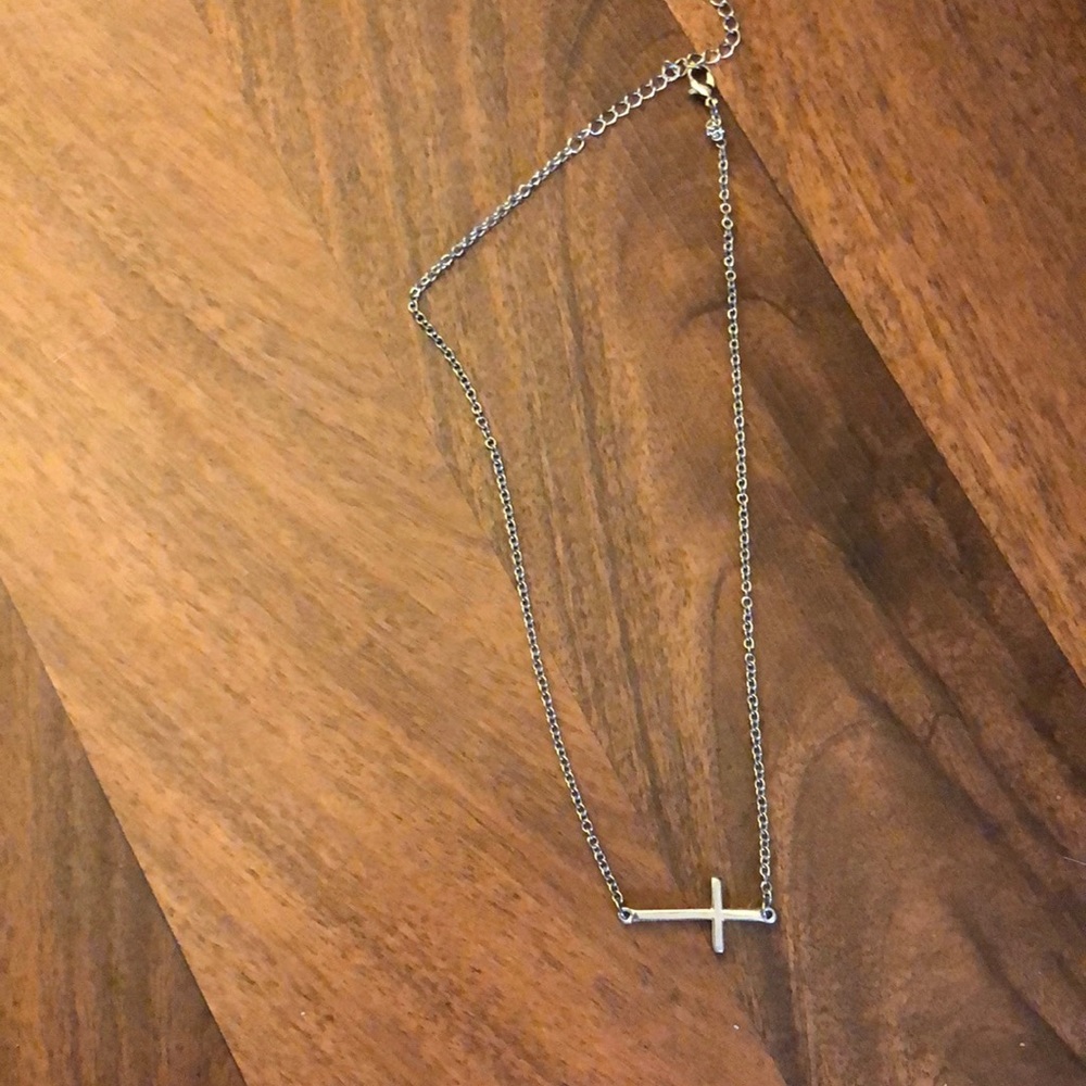 Side cross necklace